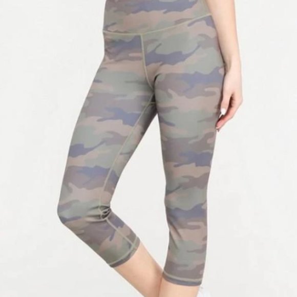 Women's CATCH ME IN CAMO ATHLETIC CAPRIS - Picture 2 of 2